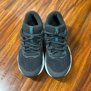 Woman’s ASICS everyday comfort amplifoam at athletic shoe Siz 8.5